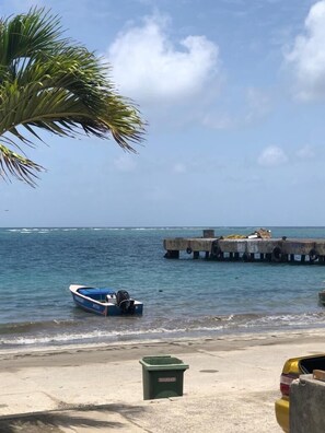 Beach towels - The WINDWARD - Nearby world class marina and great terrace views (Belmont)