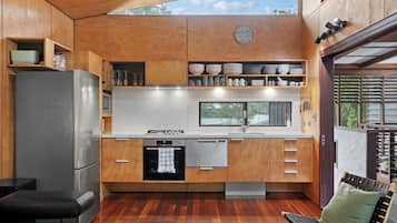 Frigorífico, microondas, horno y placa de cocina