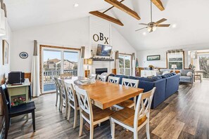 TV, peis, DVD-spiller og stereoanlegg