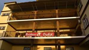 A building with a sign reading "Residence Orchid." - Residence Orchid (Mont Choisy)