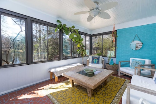 Boho by the Water! 1750sqft - Fishing & sleeps 11 - Check out the reviews!!