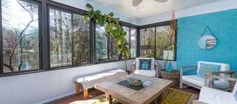 Boho by the Water! 1750sqft - Fishing & sleeps 11 - Check out the reviews!!