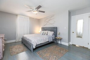 2 habitaciones, escritorio y tabla de planchar con plancha 