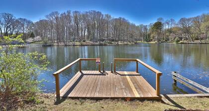 Boho by the Water! 1750sqft - Fishing & sleeps 11!