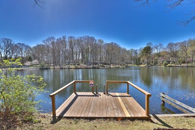 Boho by the Water! 1750sqft - Fishing & sleeps 11!