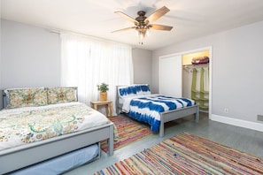2 Schlafzimmer, Schreibtisch, Bügeleisen/Bügelbrett, Reisekinderbett