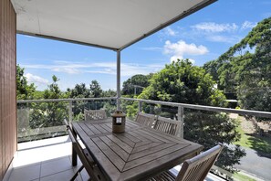 Outdoor dining - Three bedroom townhouse on Cylinder Headland and close walking distance... (Point Lookout)