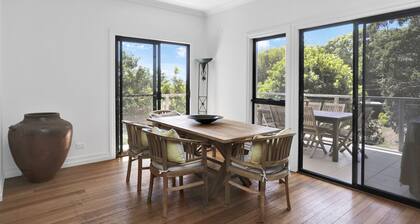 Three bedroom townhouse on Cylinder Headland and close walking distance...