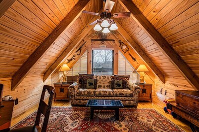 Real Cabin, Highend Decor, Hot Tub, Loft, Gametable, Near BigCedar
