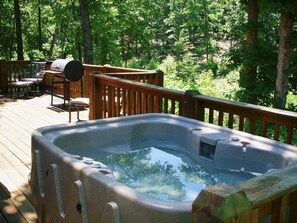 Outdoor spa tub - Authentic Cabin, Luxury Decor, Private Hot Tub, Loft, Gametable, Near BigCedar, Free Tickets (Ridgedale)