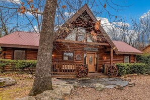 Exterior detail - Real Cabin, Highend Decor, Hot Tub, Loft, Gametable, Near BigCedar, Free Tickets (Ridgedale)