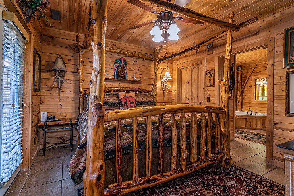 Real Cabin, Highend Decor, Hot Tub, Loft, Gametable, Near BigCedar