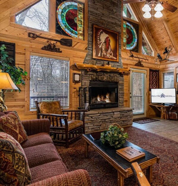Interior - Real Cabin, Highend Decor, Hot Tub, Loft, Gametable, Near BigCedar, Free Tickets (Ridgedale)