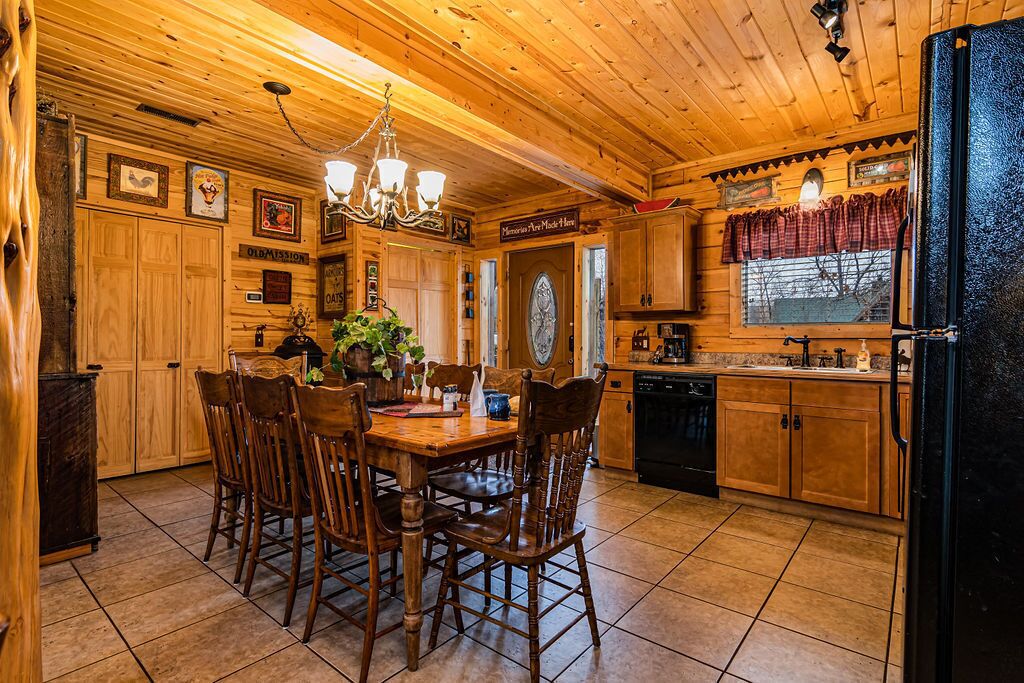 Real Cabin, Highend Decor, Hot Tub, Loft, Gametable, Near BigCedar