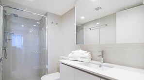 Shower, hair dryer, shampoo - 19B Peninsula Ocean Views Surfers Paradise (Surfers Paradise)