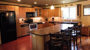 Een koelkast, een microgolfoven, een oven, een vaatwasser