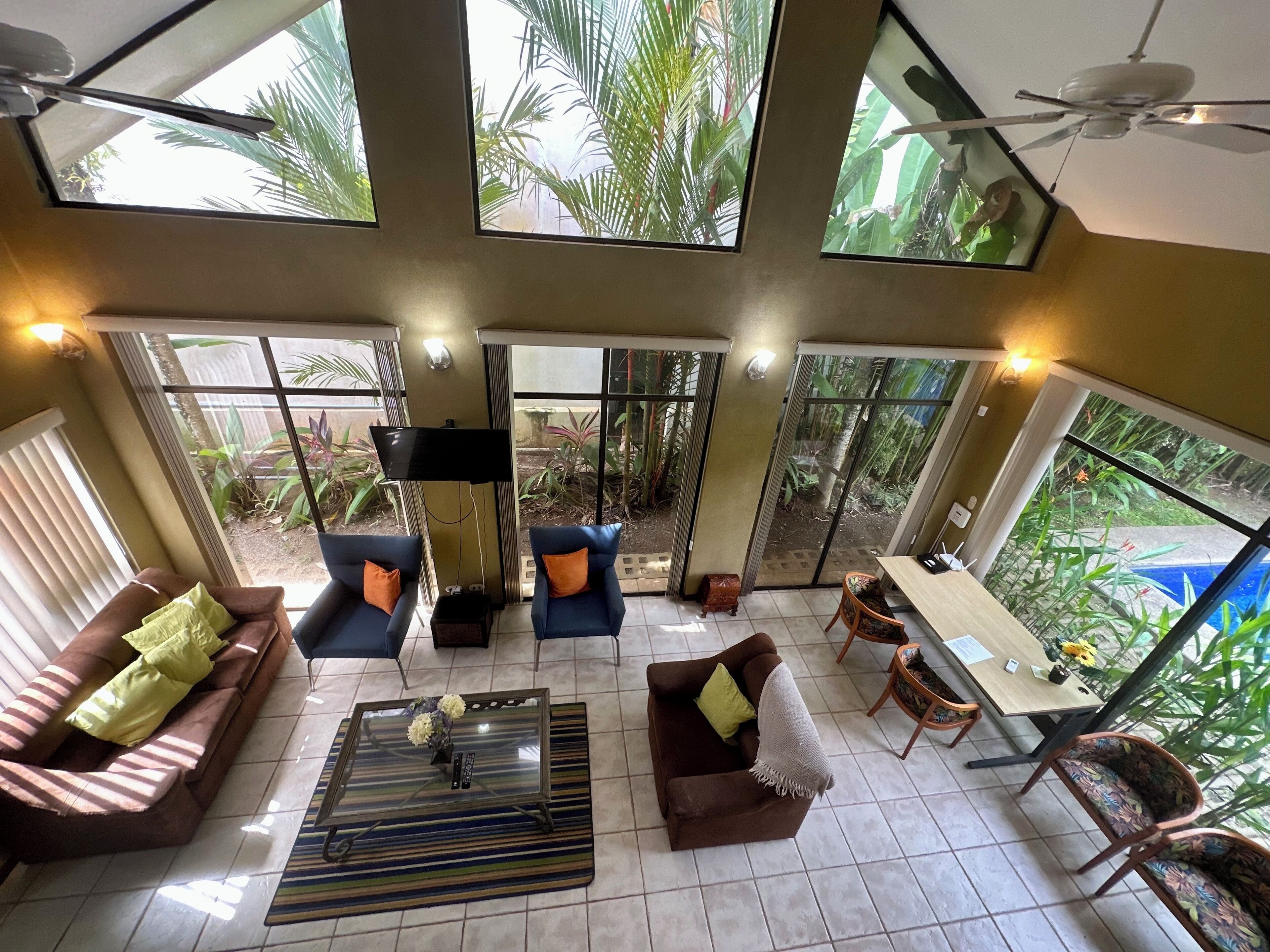 TV connectée, baby-foot, livres