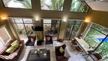 TV connectée, baby-foot, livres