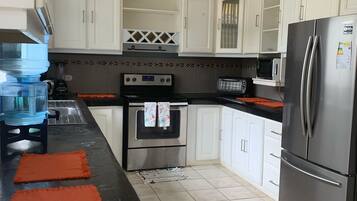 Een koelkast, een magnetron, een oven, een kookplaat