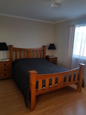 4 dormitorios, tabla de planchar con plancha, cuna de viaje y wifi