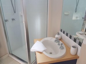 Shower, hair dryer, towels - Bella Views - Beach front, WiFi and Foxtel!
Availability School Holidays (Ventnor)