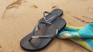 A pair of flip-flops on a sandy beach with footprints and a red towel in the background. - Bella Views -  Beach front, WiFi and Foxtel!
Availability School Holidays (Ventnor)