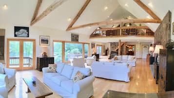 智能電視、壁爐、足球機、乒乓球設施