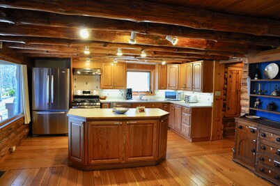 'Spruce Lake Farm' finca de troncos de 56 acres en un lago privado de 7 acres en Catskills.