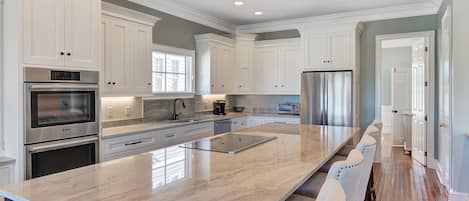 ثلاجة، ميكروويف، فرن، موقد طهي مسطح