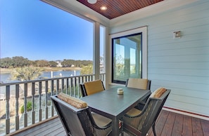 Outdoor dining - 20 Morgan Place Drive by AvantStay | Waterfront Home w/ Private Dock (Isle of Palms)