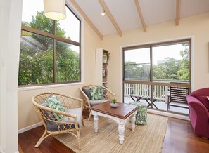 Smart TV - Large family beach house walking distance to shops, beaches and hotel. (Point Lookout)