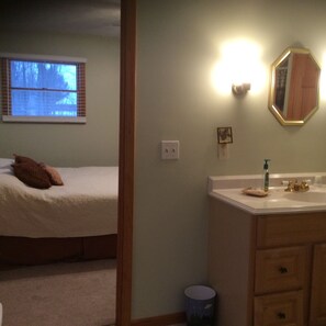 3 bedrooms, free WiFi, bed sheets, wheelchair access