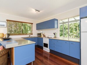 Kjøleskap, mikrobølgeovn, ovn og kokeplater