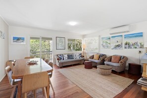 Smart TV, reproductor de DVD y libros 