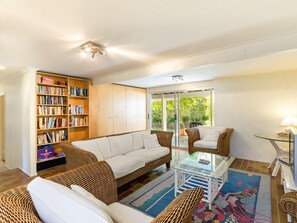 Smart-TV, DVD-spiller og bøker