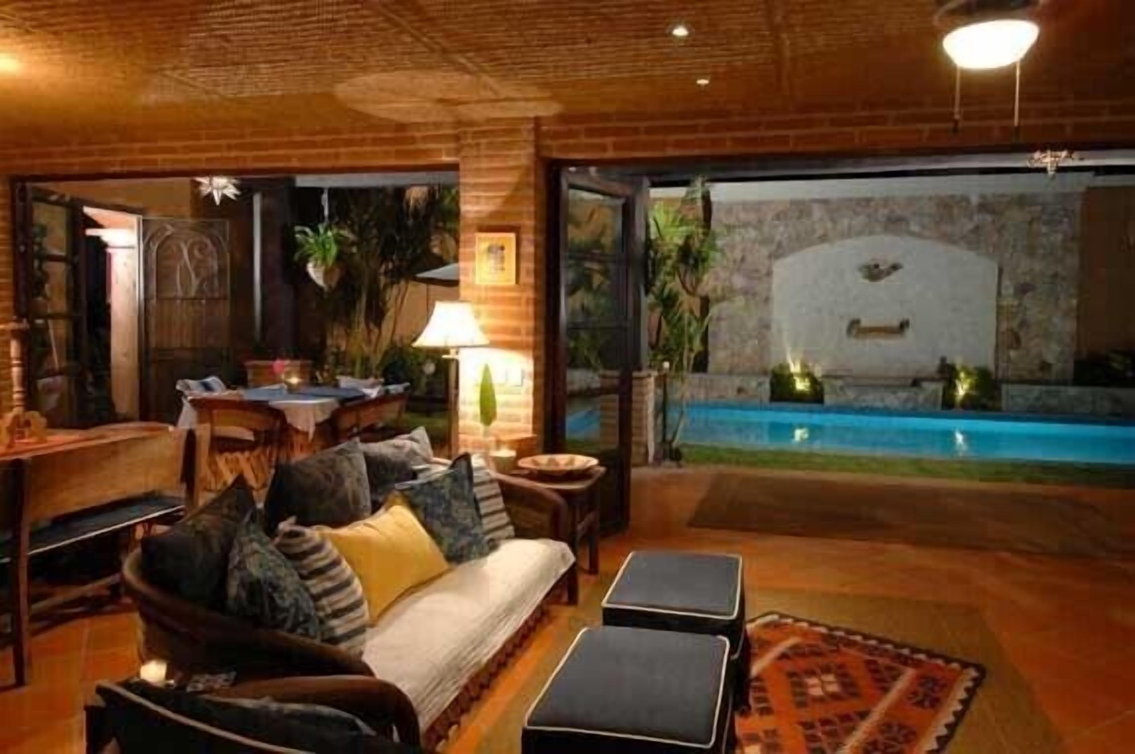 Utendørsbasseng og et oppvarmet basseng