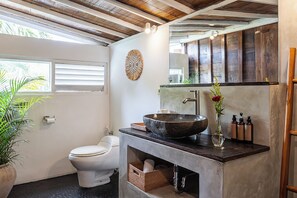 Een douche, een haardroger, handdoeken, shampoo