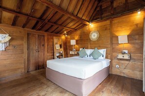 4 bedrooms, in-room safe, iron/ironing board, WiFi - Central Oberoi, Seminyak – Newly Renovated Villa Riva (Seminyak)