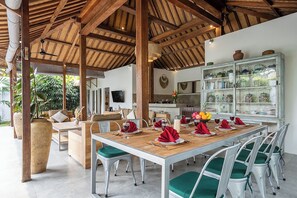 Outdoor dining - Central Oberoi, Seminyak – Newly Renovated Villa Riva (Seminyak)