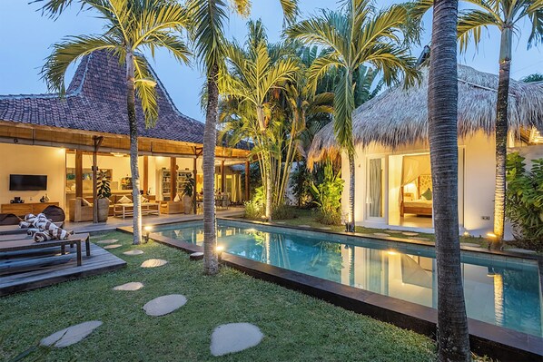 Outdoor pool, pool loungers