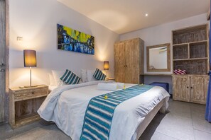 3 chambres, coffres-forts dans les chambres, fer et planche à repasser