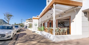 Outdoor dining - Intrepid, 12/3 Intrepid Close - right on the beachfront (Nelson Bay)