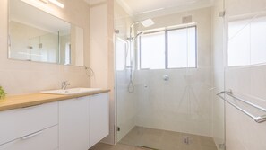 Shower - Intrepid, 12/3 Intrepid Close - right on the beachfront (Nelson Bay)