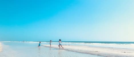 Tæt på stranden, liggestole, badehåndklæder