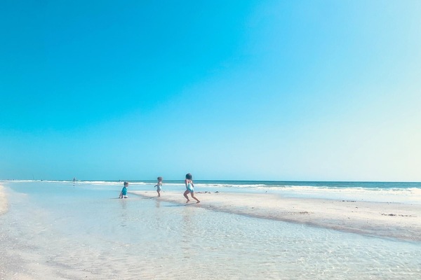 Platja a a prop, gandules de platja i tovalloles de platja