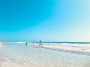 Beach nearby, sun loungers, beach towels