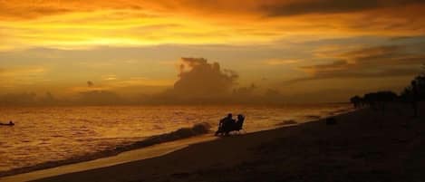 Nära stranden, solstolar och strandhanddukar
