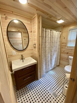 Badewanne, Haartrockner, Handtücher