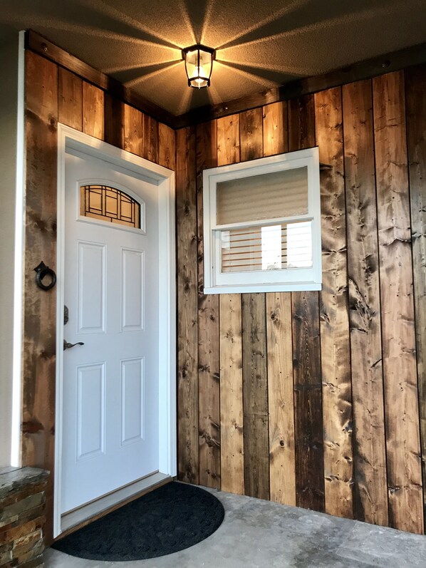 Interior - Tulare’s RARE FIND with a pool! Located in the Heart of California’s farmlands! (Tulare)