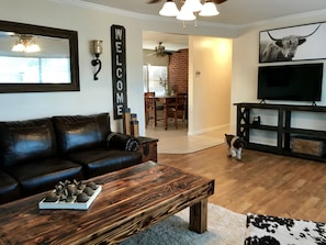 Smart TV, fireplace, ping pong, books - Tulare’s RARE FIND with a pool! Located in the Heart of California’s farmlands!  (Tulare)